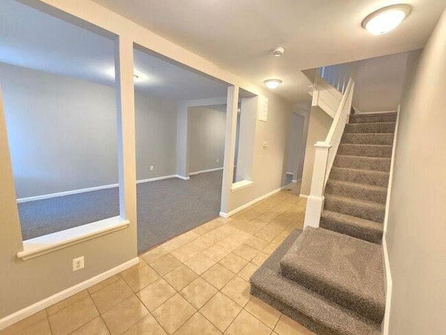 Building Photo - 4 Bedroom Home