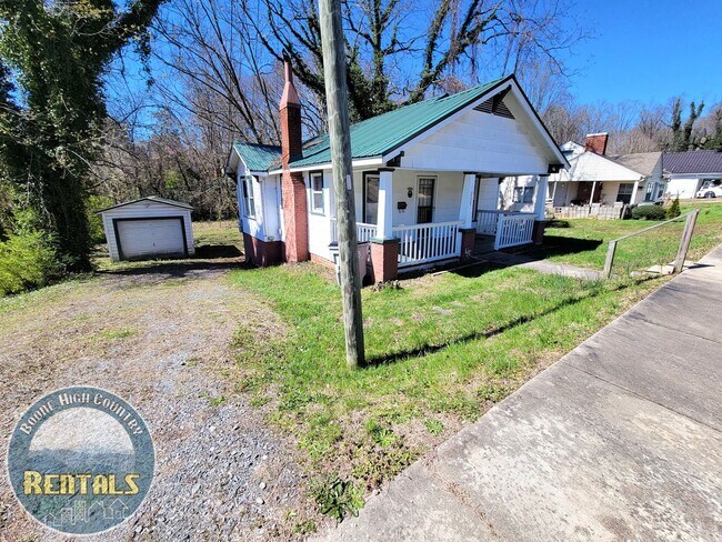 Foto del edificio - Beautiful 2bd/1ba Home In Downtown Lenoir