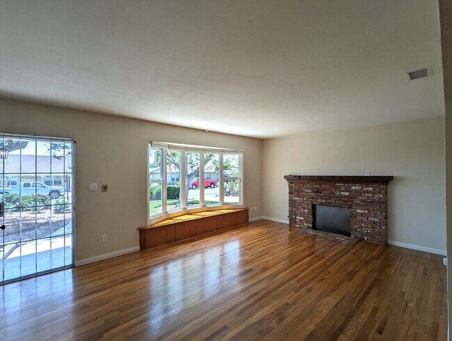 Building Photo - Beautifully Remodeled 4 bed / 3 bath in th...