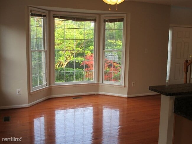 Building Photo - 3 br, 3.5 bath Townhome - 7073 Kings Manor Dr