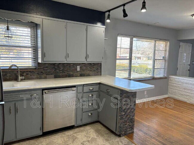 Foto del edificio - 9627 E 10th St