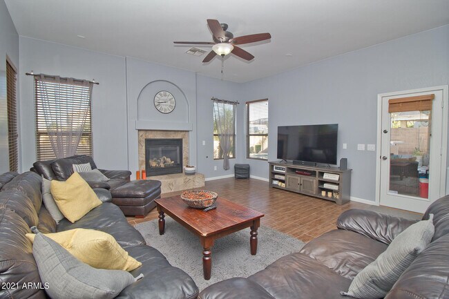 Foto del edificio - 2034 W Duane Ln