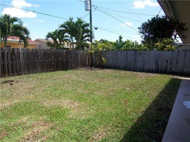 Private, fenced back Yard - 9651 Sunset Strip