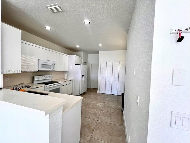 Foto del edificio - 2433 Pasadena Way