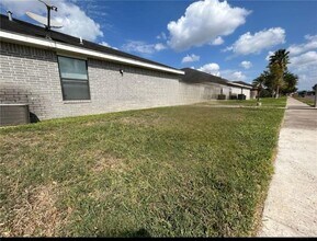 Building Photo - 1503 E Coyote St