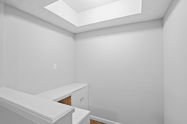 Building Photo - 1522 Grand Valley Dr