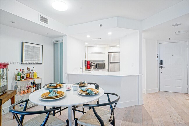 Building Photo - 5880 Collins Ave