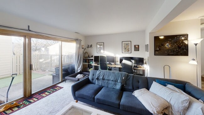 Building Photo - 726 Watersedge Dr