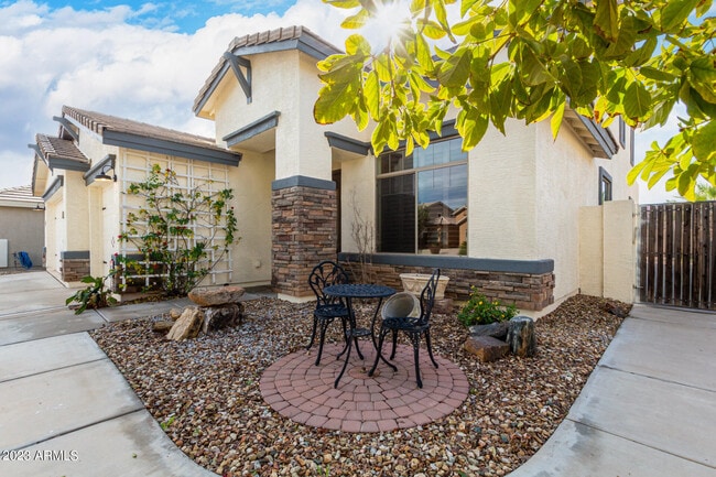 Foto del edificio - 14823 W Windsor Ave