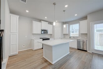 Building Photo - 1526 Lakeline Oak Dr