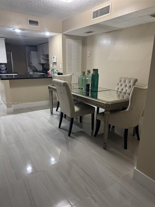 Foto del edificio - 827 NE 199th St