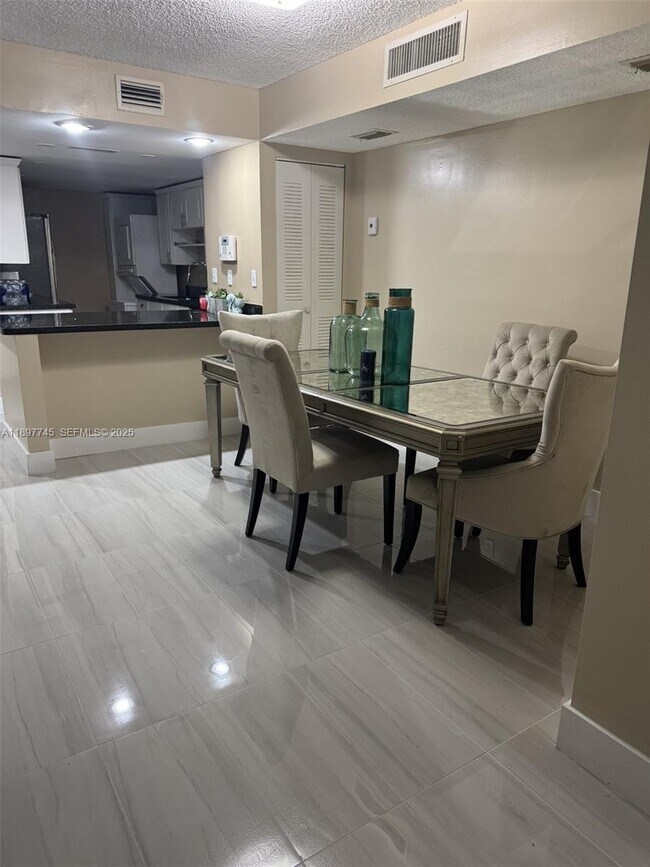 Foto del edificio - 827 NE 199th St