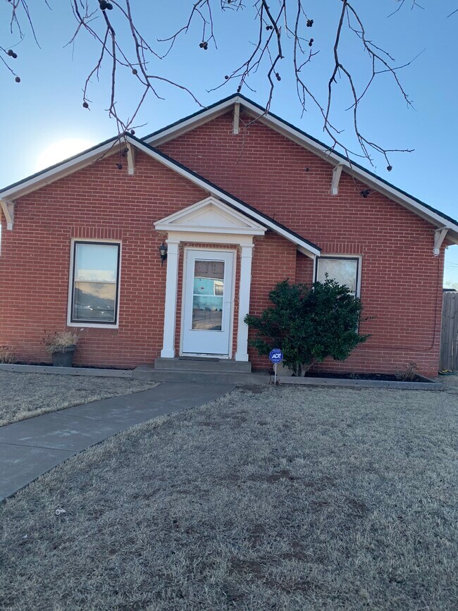 Front of the Home - 901 Raleigh