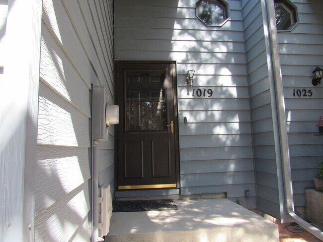 Foto del edificio - Secluded Eastside Townhome W/Double Garage