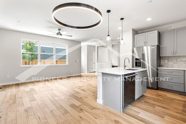 Building Photo - Beautiful Home with 2 Car Garage and Centr...
