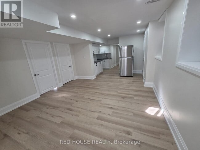 Building Photo - 1414 Wellwood Terrace