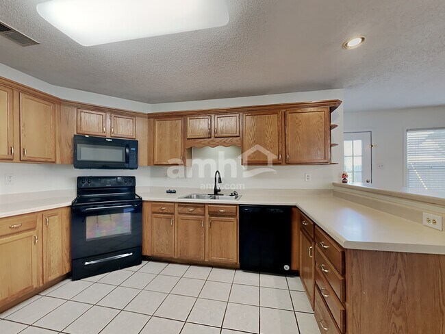 Building Photo - 1466 Far Dr