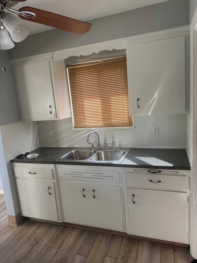 Building Photo - Charming 3-Bedroom Property in Prime Location
