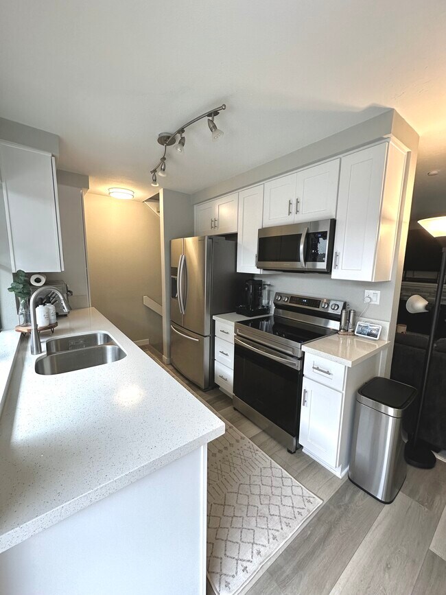 Building Photo - 8750 Villa La Jolla Dr