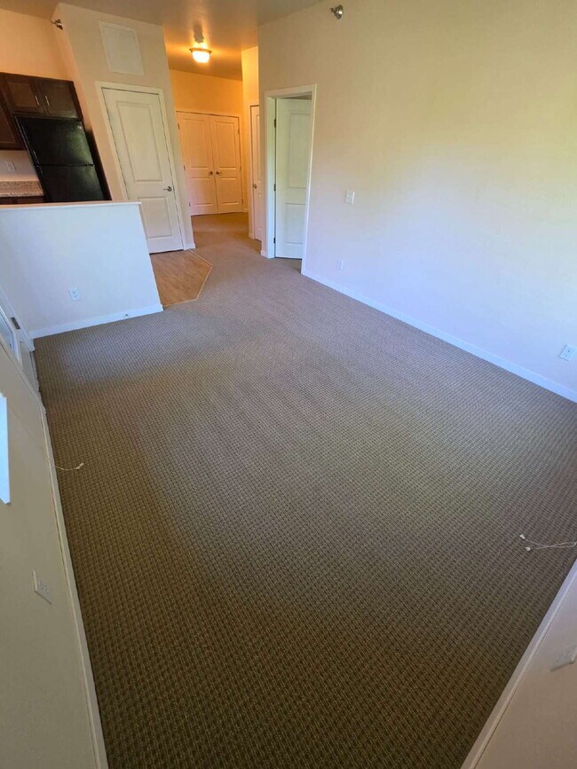 Foto del edificio - 2 Bedroom | 1 Bathroom 2nd Floor Apartment Available OCTOBER 1ST!