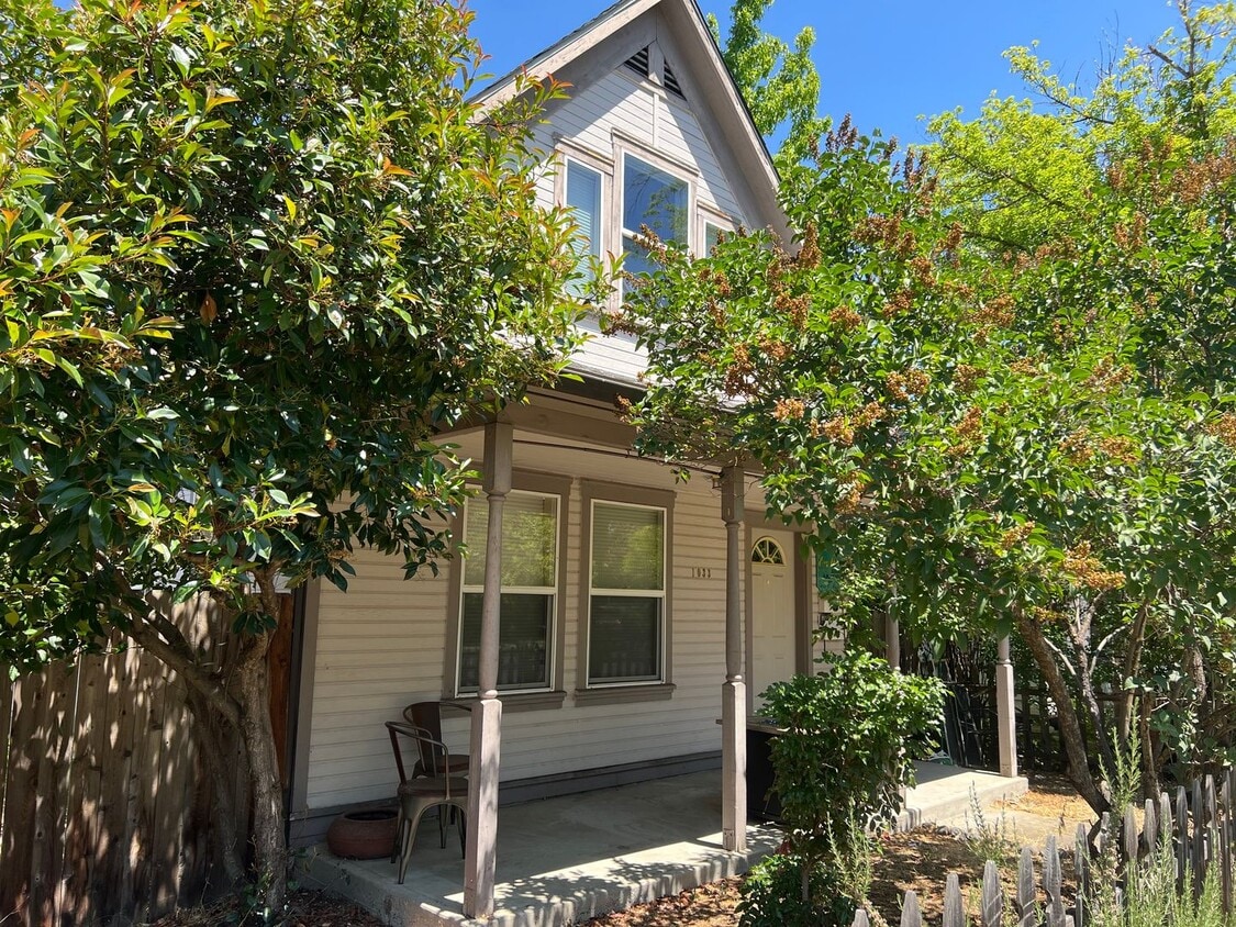COMING SOON! 2 bed, 2 bath home in the he... - COMING SOON!  2 bed, 2 bath home in the he...