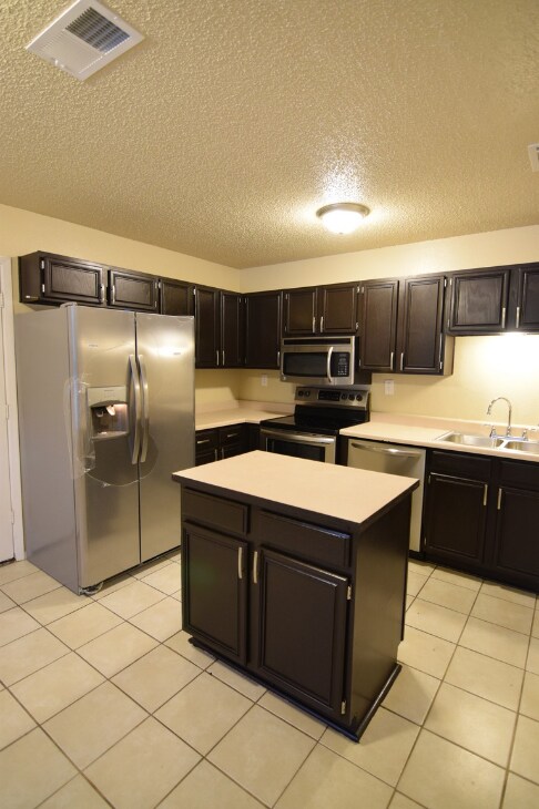 Building Photo - 5 Cactus Ct