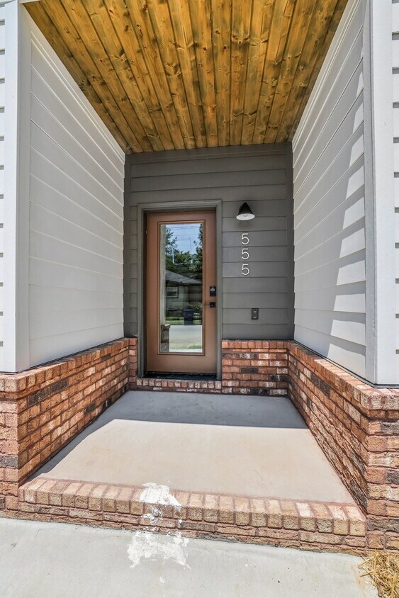 Foto principal - Brand-New Townhome Just Minutes from Downt...