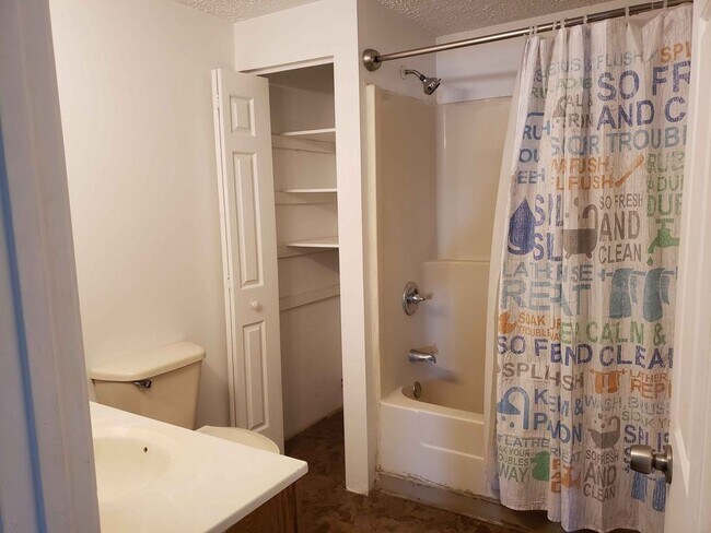 bath - 601 Hollander Rd