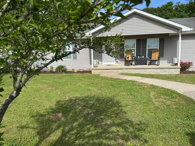 Foto del edificio - Country living on the outskirts of Nashville with 4 large beds, 2 baths, a bonus room and over an...