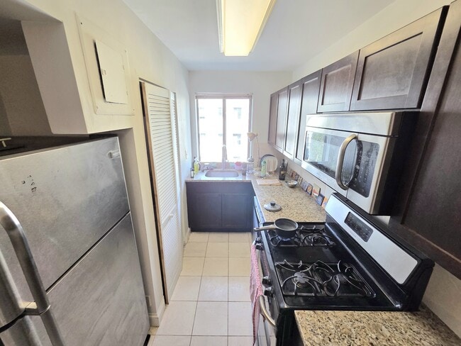 Building Photo - 3821 Davis Pl NW