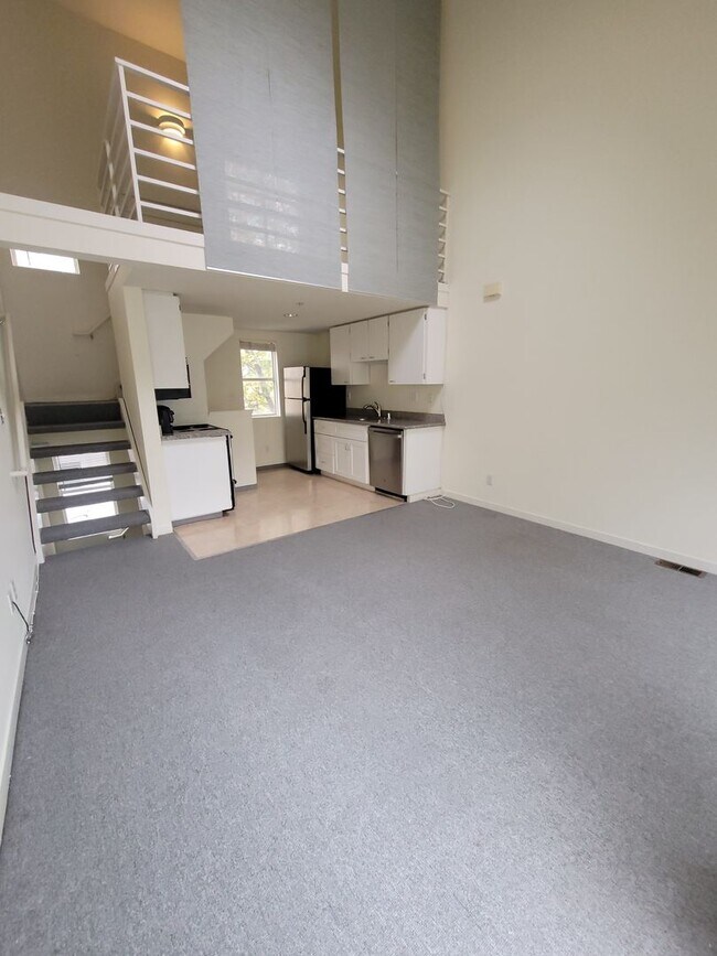 Building Photo - Chic SOMA Living: Spacious Tri-level 1-Bed...