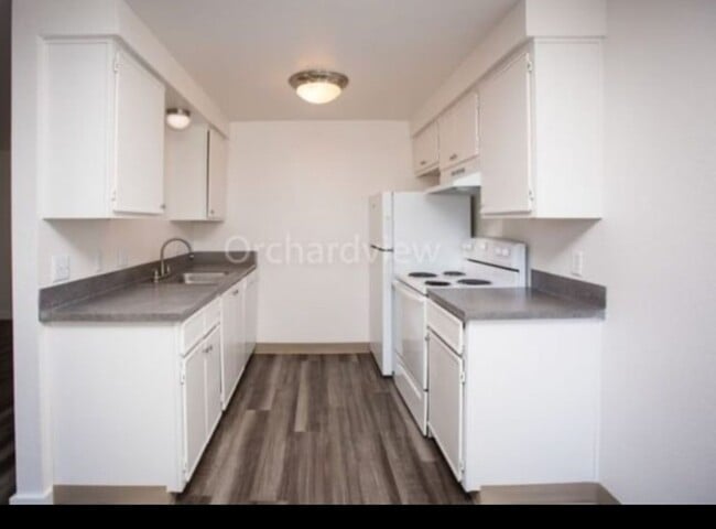 Building Photo - Beautiful 2 bed 1 bath living Starts Here!