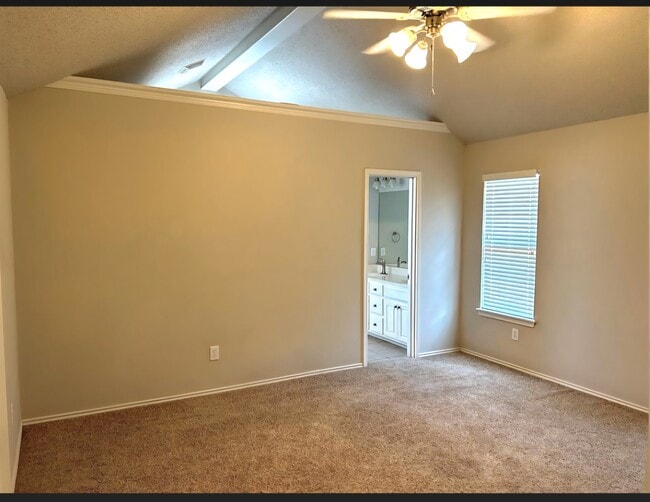 Building Photo - 9706 Vernon Ave