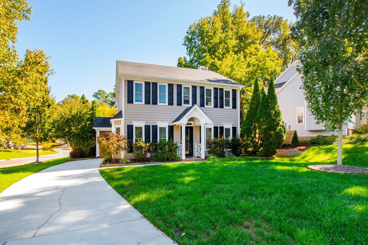 Primary Photo - Charming 3-Bedroom Home with Fireplace in ...