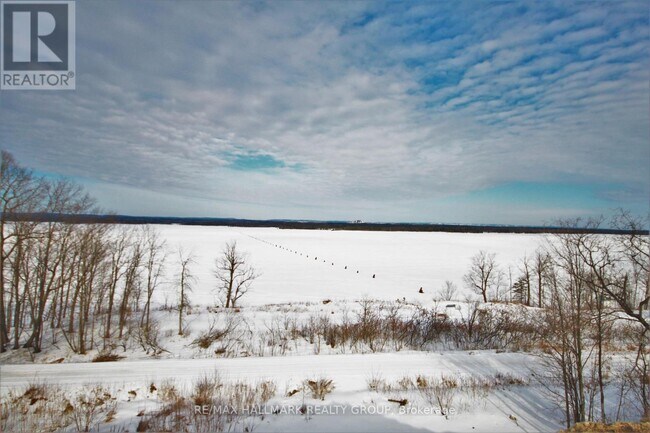 Building Photo - 768 Usborne St