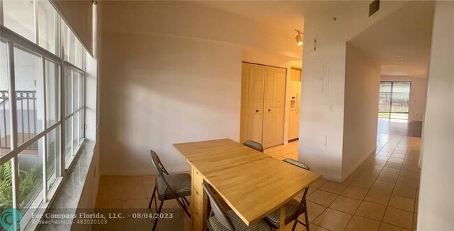 Building Photo - 725 SW 148th Ave