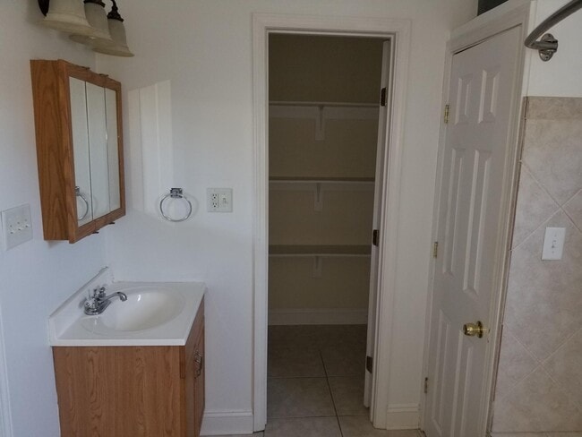 Bath / Walk-in closet - 1025 General Taylor St