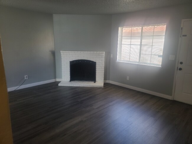 Foto del edificio - 1/2 N Loop Blvd