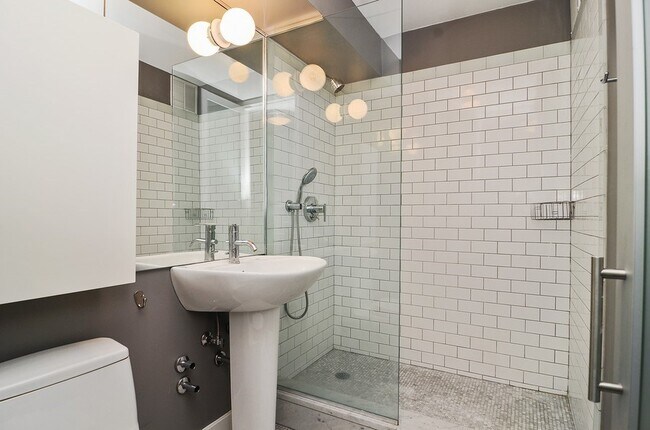 Baño - 655 W Irving Park Rd