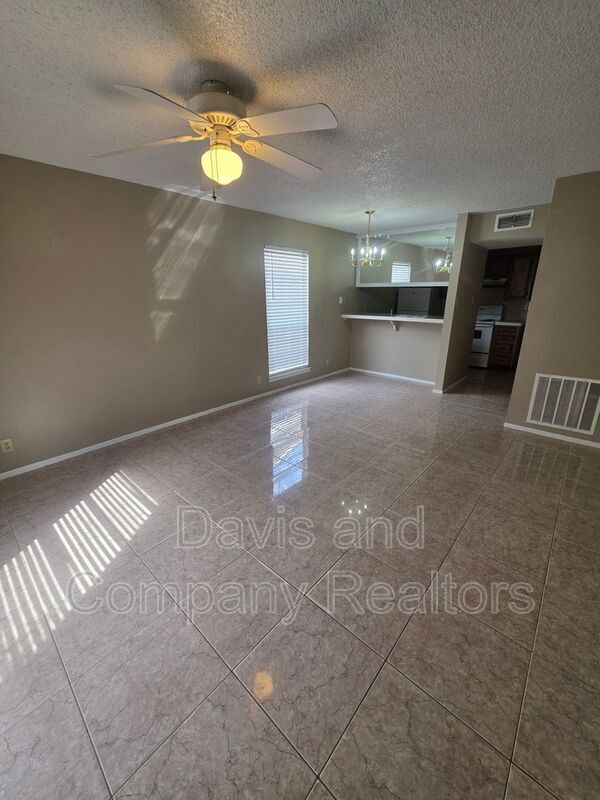 Foto del edificio - 4800 Country Club Dr