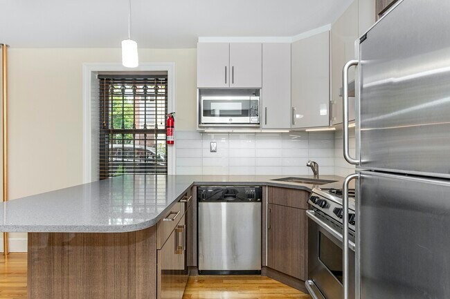 Building Photo - Spacious & Sunny Garden Floor Thru