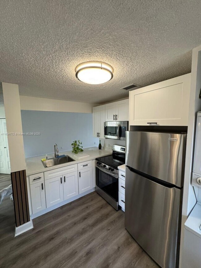 Building Photo - 1075 Coral Club Dr