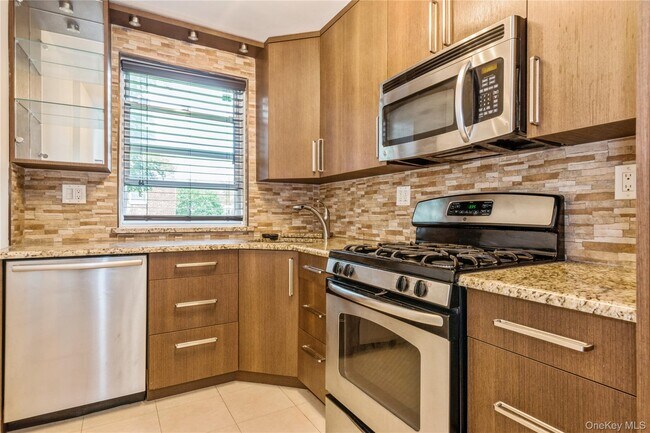 Foto del edificio - 260-40-260-74 74th Ave