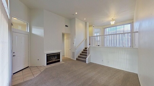 Building Photo - 1002 Reggio Aisle