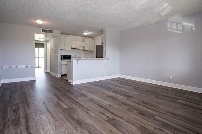 Foto del edificio - 1727 Meadows Cir W