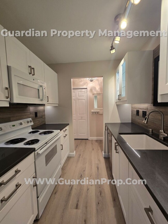 Foto del edificio - Available now! Hopkins condo with in-unit ...