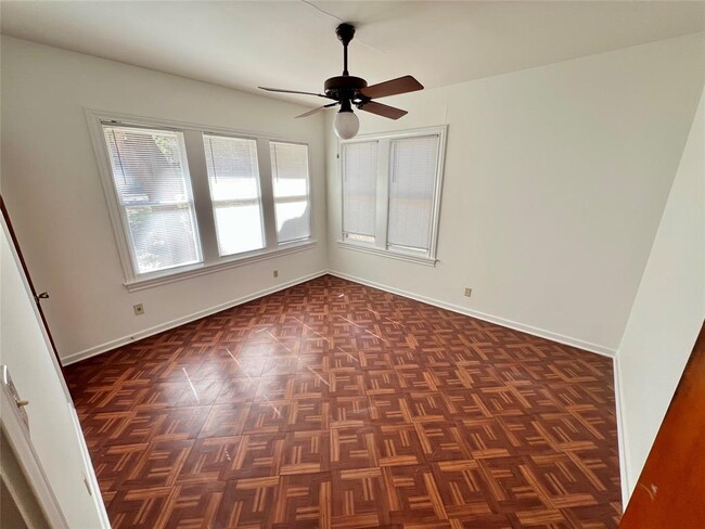 Building Photo - 302 Park Ln