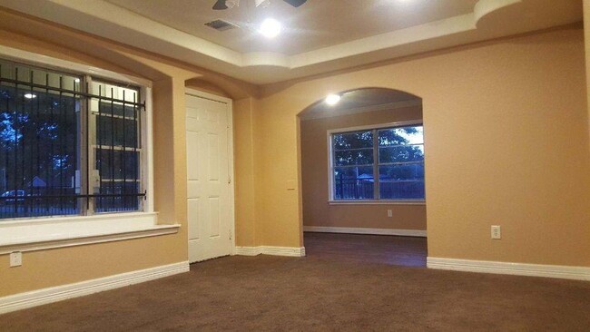 Foto del edificio - 701 Twin Oaks St