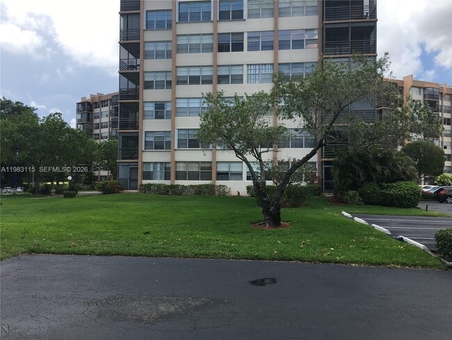 Building Photo - 1100 St Charles Pl