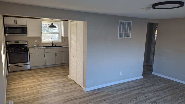 Building Photo - 1411 West Dr